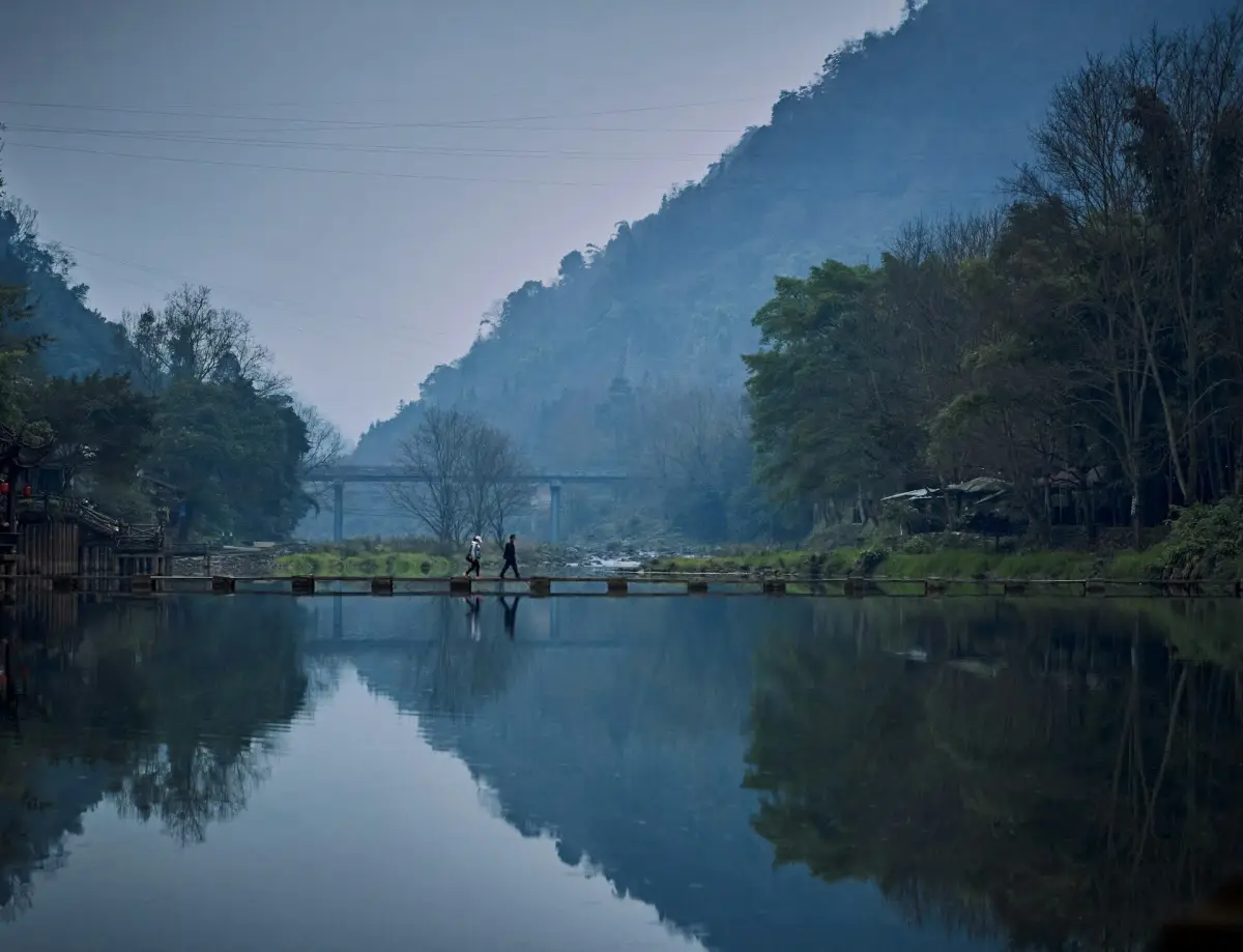 瓦屋山下的山水与小桥倒影