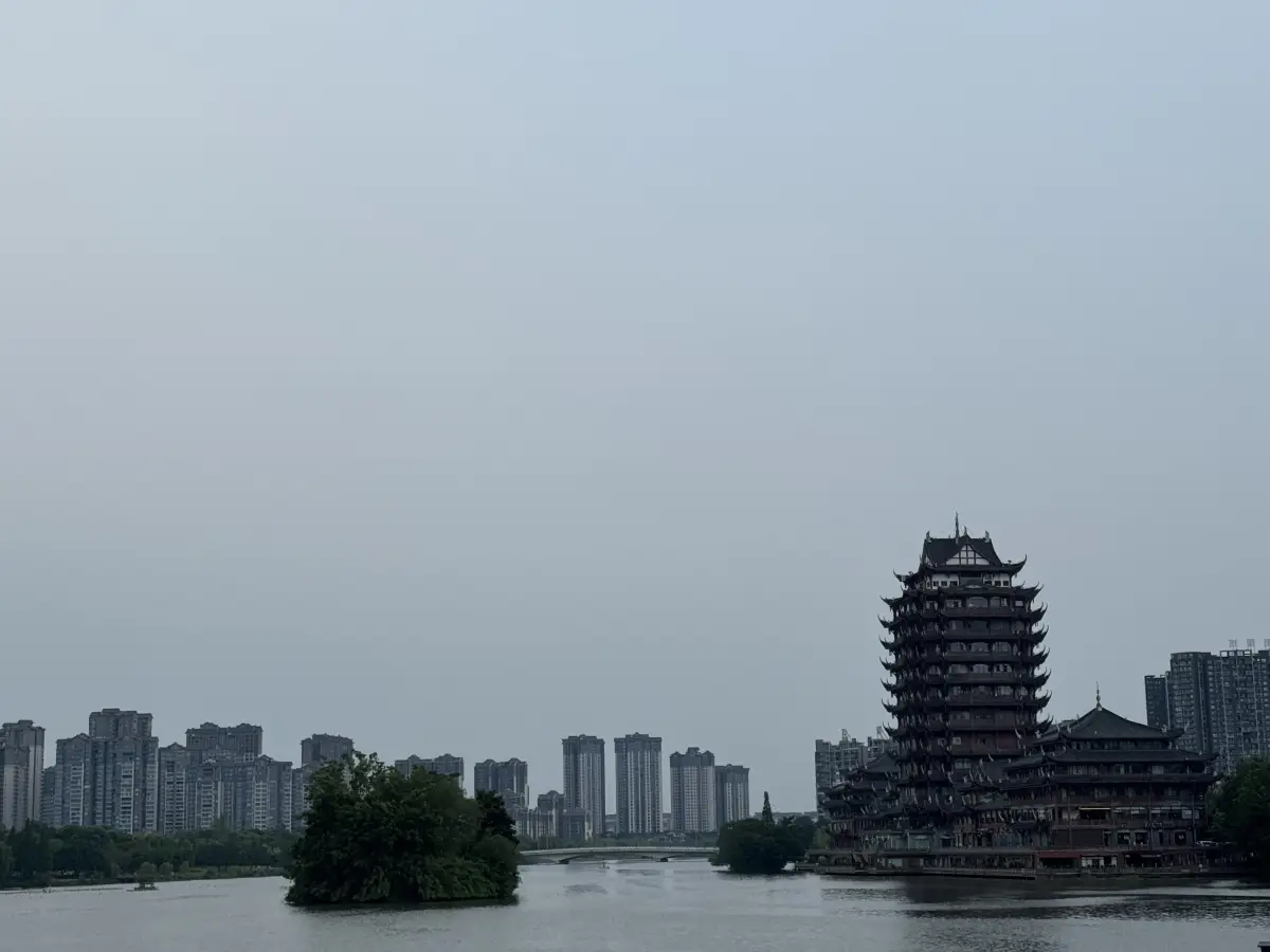 眉山东坡湖畔的远景楼
